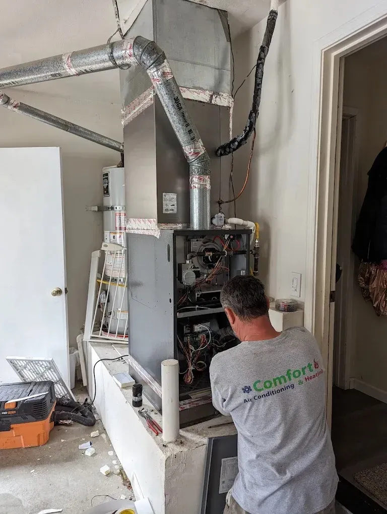 Comprehensive Guide to Air Conditioner Repair Services 2 Technician diagnosing common air conditioning problems with focus on refrigerant lines and compressor